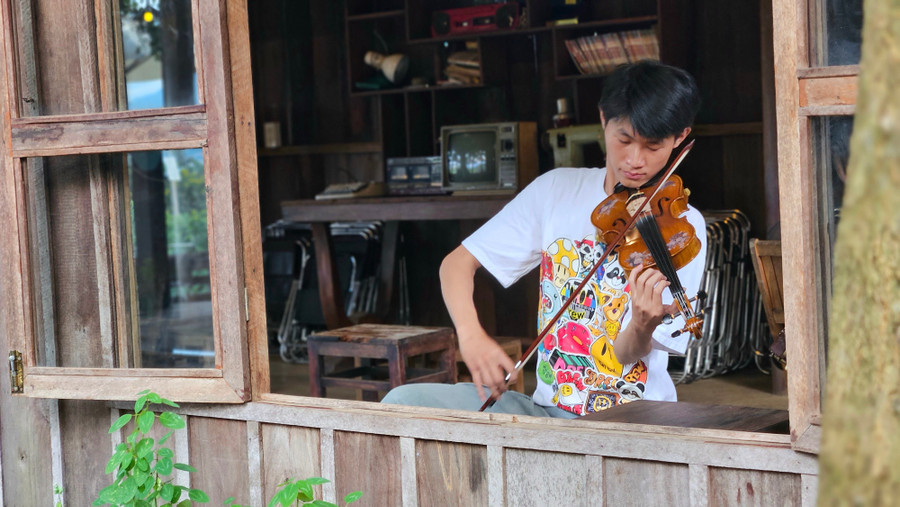 Bạn Nguyễn Gia Bảo (phường Hội Phú) biểu diễn violin giữa không gian mang đậm dấu ấn xưa cũ. Ảnh: Ngọc Duy ban-nguyen-gia-bao-phuong-hoi-phu-bieu-dien-violin-giua-khong-gian-mang-dam-dau-an-xua-cu-anh-ngoc-duy.jpg