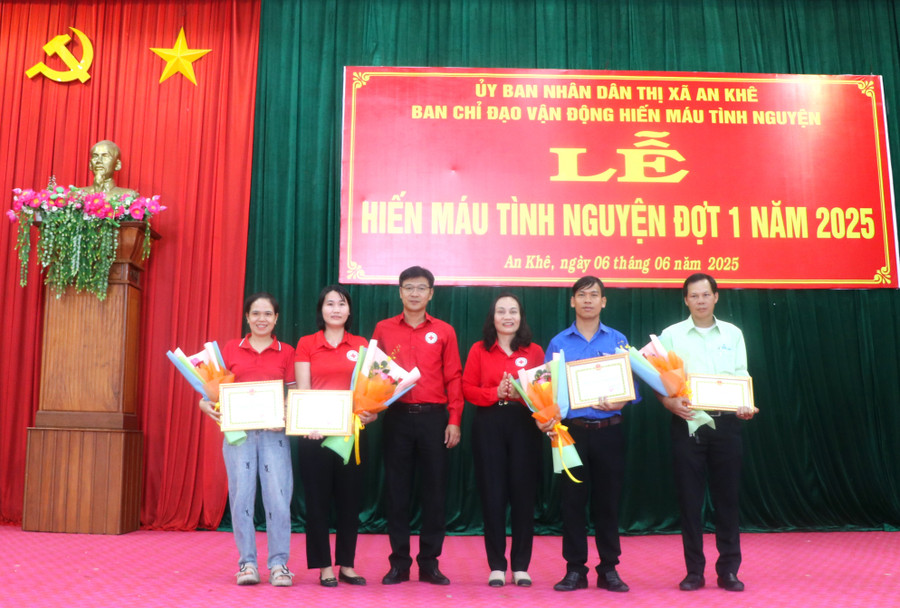 Tặng giấy khen cho các tập thể đã có thành tích xuất sắc trong phong trào hiến máu tình nguyện. Ảnh: Ngọc Minh img-6319.jpg