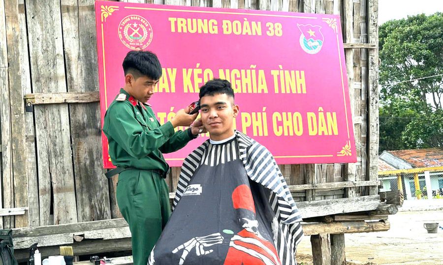 Chiến sĩ Trung đoàn 38 cắt tóc cho người dân làng Hven (xã Đak Pơ). Ảnh: Ngọc Minh anh-2.jpg