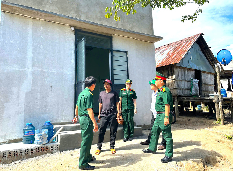 Anh Đinh Văn Chép ( thứ 2 từ trái sang, làng Groi, xã Ya Hội), phấn khởi trò chuyện với cán bộ Trung đoàn 38, trước căn nhà mới. Ảnh: Ngọc Minh anh-1.jpg