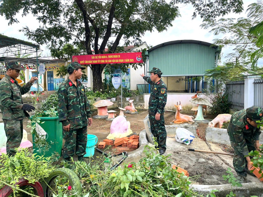 Cán bộ, chiến sĩ Trung đoàn 38 tổng dọn vệ sinh, cắt tỉa cây xanh cho Trường Mẫu giáo trước thềm năm học mới 2025-2026. Ảnh: Ngọc Minh anh-3.jpg