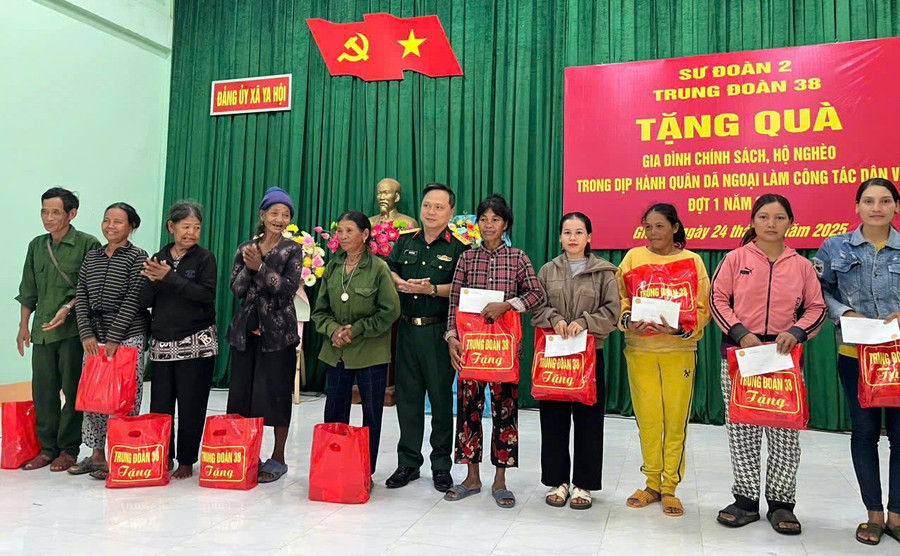 Trung đoàn 38 tặng quà cho gia đình chính sách và gia đình khó khăn trên địa bàn xã Ya Hội. Ảnh: Sôl Râu 2b11a1942de9a6b7fff8.jpg