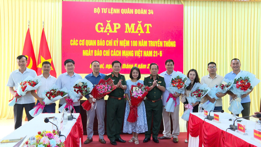 Lãnh đạo Quân đoàn 34 tặng hoa chúc mừng các cơ quan báo chí nhân kỷ niệm 100 năm Ngày báo chí Cách mạng Việt Nam. Ảnh: RPiên 77dd872a5756e008b947.jpg