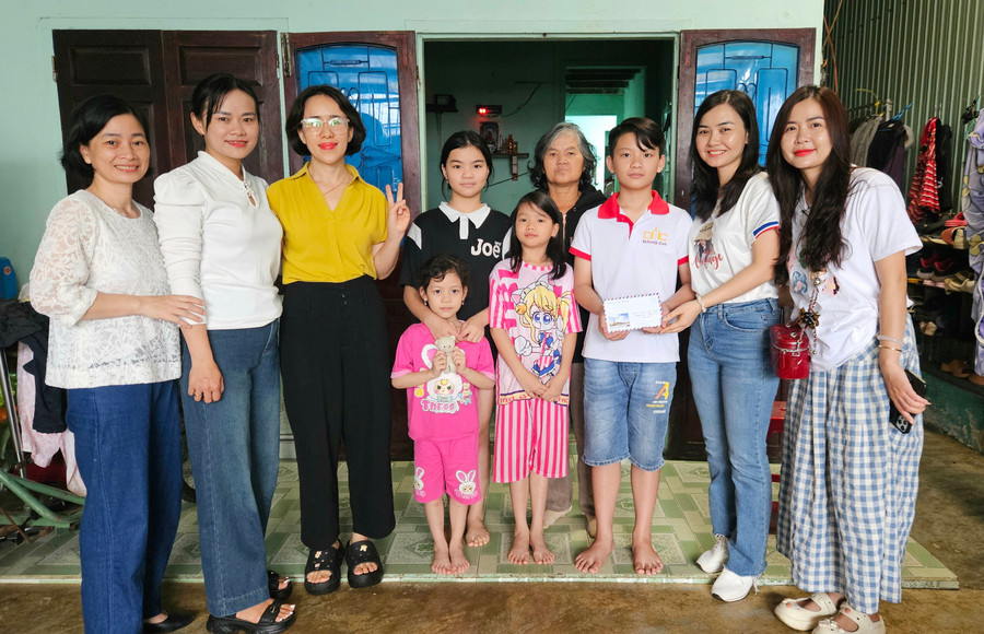 Nhóm thực hiện Dự án “Nuôi em thành tài Gia Lai” trao tiền hỗ trợ cho các em học sinh có hoàn cảnh khó khăn vươn lên học tốt. Ảnh: Ngọc Duy 20250706-094846.jpg