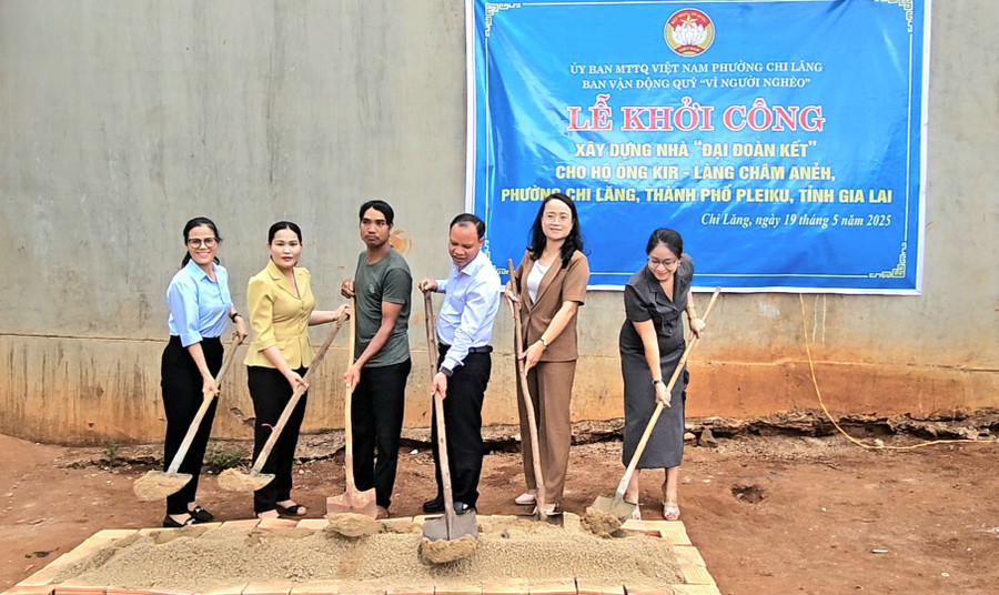 Đại diện Ủy ban MTTQ Việt Nam và các đoàn thể phường Chi Lăng khởi công xây dựng nhà “Đại đoàn kết” cho hộ nghèo. Ảnh: Ngọc Duy ban-to-chuc-khoi-cong-xay-nha-cho-ho-ngheo-anh-ngoc-duy.jpg