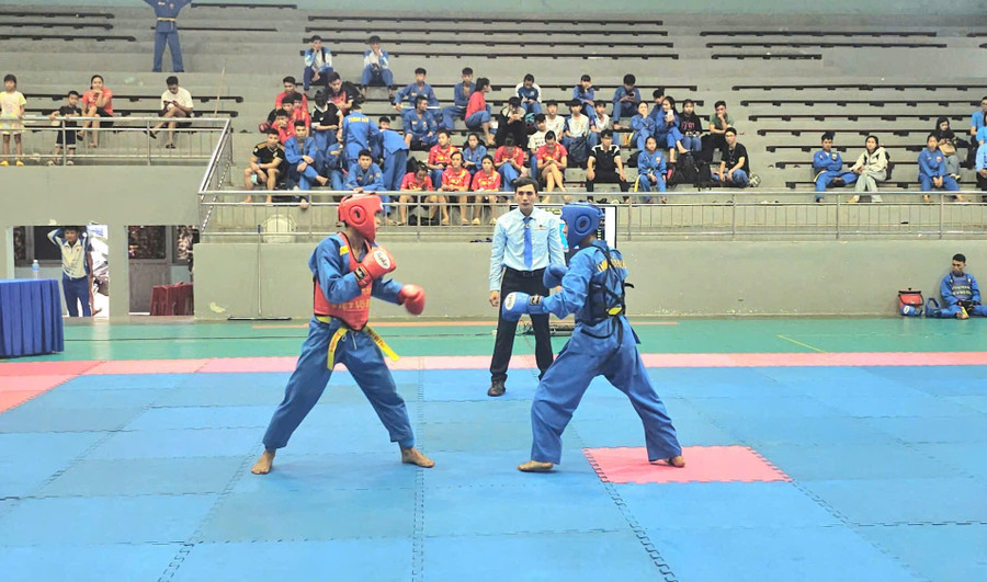 Vận động viên Nguyễn Trường An (Gia Lai, giáp đỏ) chiến thắng thuyết phục trước vận động viên Mai Ngọc Tài (Thừa Thiên Huế, giáp xanh). Ảnh: R'ô Hok z6631521772739-6db30264700bb06247fda5452c8fe8c4.jpg