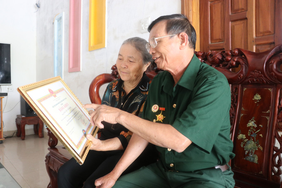 Ông Nguyễn Văn Khởi (làng Kruối Chai, xã Yang Bắc, huyện Đak Pơ) chia sẻ niềm vui được khen thưởng với vợ của mình. Ảnh: Ngọc Minh img-4519.jpg