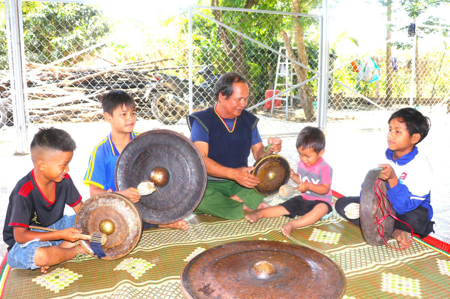 Tranh thủ thời gian rảnh rỗi, ông Đinh Thai-Người có uy tín (làng Pơ Ngăl, xã Kông Lơng Khơng) dạy kỹ thuật đánh chiêng cho cháu nhỏ, góp phần bảo tồn bản sắc văn hóa dân tộc. Ảnh: An Phát c7b1283d2e069c58c517.jpg