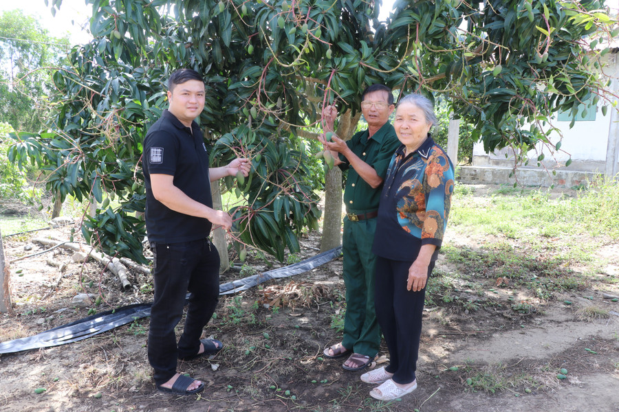 Gia đình cựu chiến binh Nguyễn Văn Khởi (thứ 2 bên phải ở làng Kruối Chai, xã Yang Bắc, huyện Đak Pơ) nhân rộng mô hình trồng cây ăn quả, kinh tế ngày càng khấm khá. Ảnh: Ngọc Minh img-4528.jpg