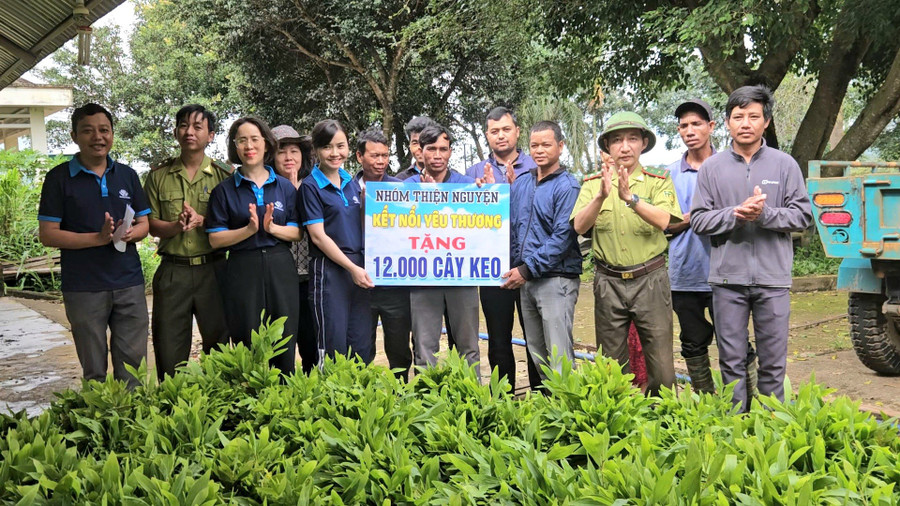 Ban tổ chức chương trình “Phủ xanh yêu thương” trao 12.000 cây keo cho người dân xã Biển Hồ. Ảnh: Ngọc Duy videocapture-20250803-105352.jpg