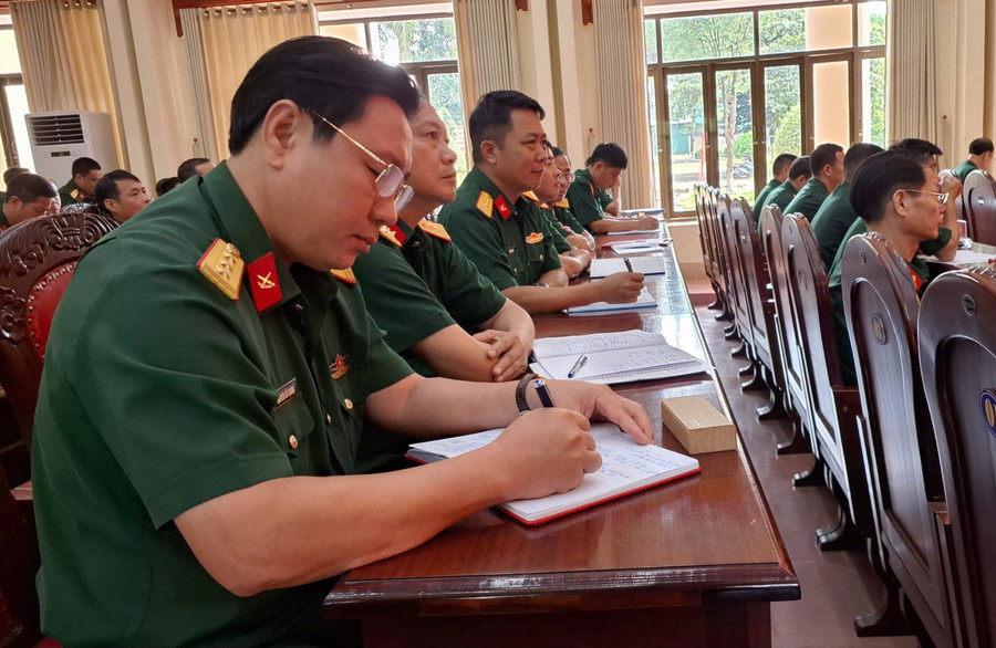 Đại diện các cơ quan, đơn vị dự hội nghị sơ kết PTTĐ ngành Hậu cần quân đội làm theo lời Bác. Ảnh: T.D 6c7a0bae4523f37daa32.jpg