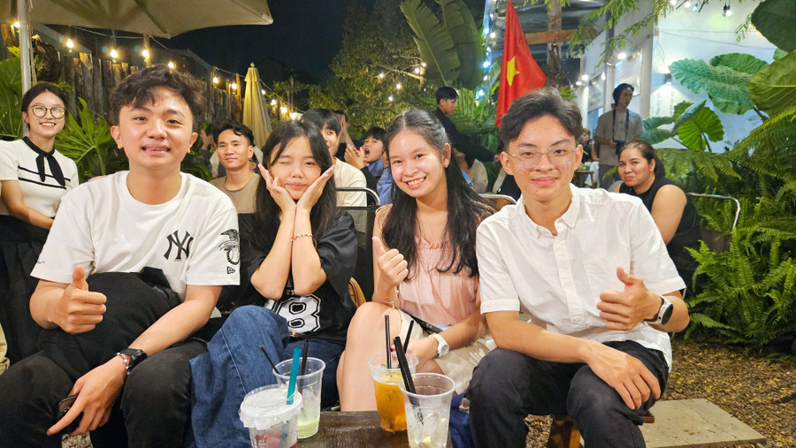 Khán giả hào hứng với đêm nhạc Aucoustic diễn ra đầy sôi nổi. Ảnh: Ngọc Duy 20250510-2021171.jpg