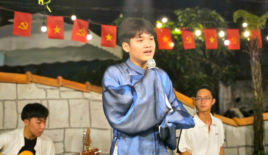 Bạn Nguyễn Thiên Ân (thị trấn Ia Kha, huyện Ia Grai) thể hiện những giai điệu âm nhạc qua bộ trang phục truyền thống của Việt Nam. Ảnh: Ngọc Duy 20250510-201515.jpg