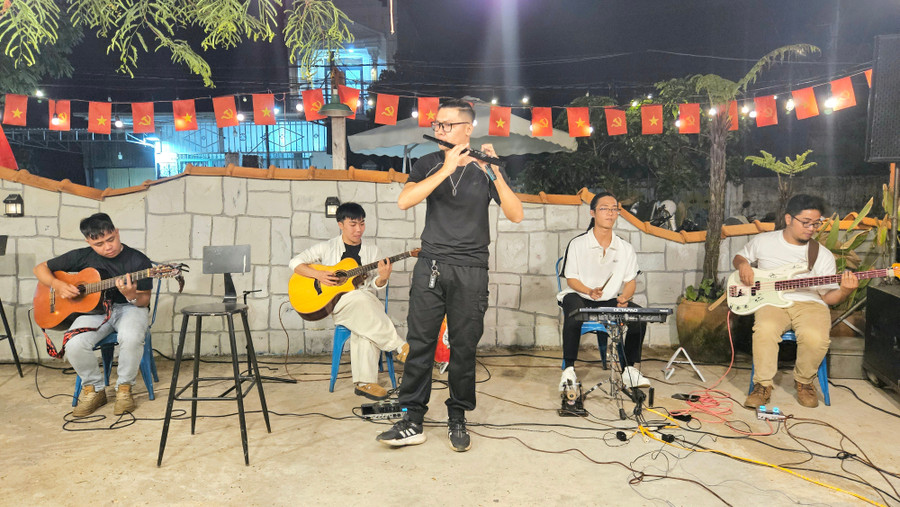 Không chỉ có đàn và hát, tiết mục độc tấu sáo cũng mang đến nhiều cảm xúc sâu lắng cho khán giả. Ảnh: Ngọc Duy 20250510-203123.jpg