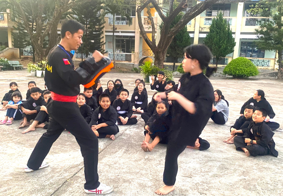 Võ sinh của CLB Võ cổ truyền Trần Cúc hăng say tập luyện võ thuật tại sân Trường THCS Đề Thám. Ảnh: Ngọc Minh vo-sinh-cua-clb-vo-co-truyen-tran-cuc-hang-say-tap-luyen-vo-thuat-anh-ngoc-minh.jpg