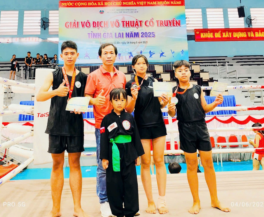 Em Nguyễn Đức Thiện (bìa trái chụp hình lưu niệm với thầy Trần Minh Thảo-Chủ nhiệm CLB Võ cổ truyền Thảo Trần cùng các võ sinh. Ảnh: Trần Thảo 01f8e2bef53f42611b2e.jpg