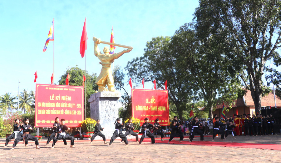 Các CLB đã duy trì truyền dạy võ, tạo sân chơi lành mạnh, bổ ích, góp phần tạo lớp kế cận, thúc đẩy phong trào võ thuật của An Khê ngày càng lớn mạnh. Ảnh: Ngọc Minh img-2546.jpg