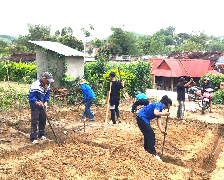 Đoàn viên, thanh niên xã Ya Hội tham gia hỗ trợ công đào móng nhà. Ảnh: Ngọc Minh fb7d45da6e3cdb62822d.jpg