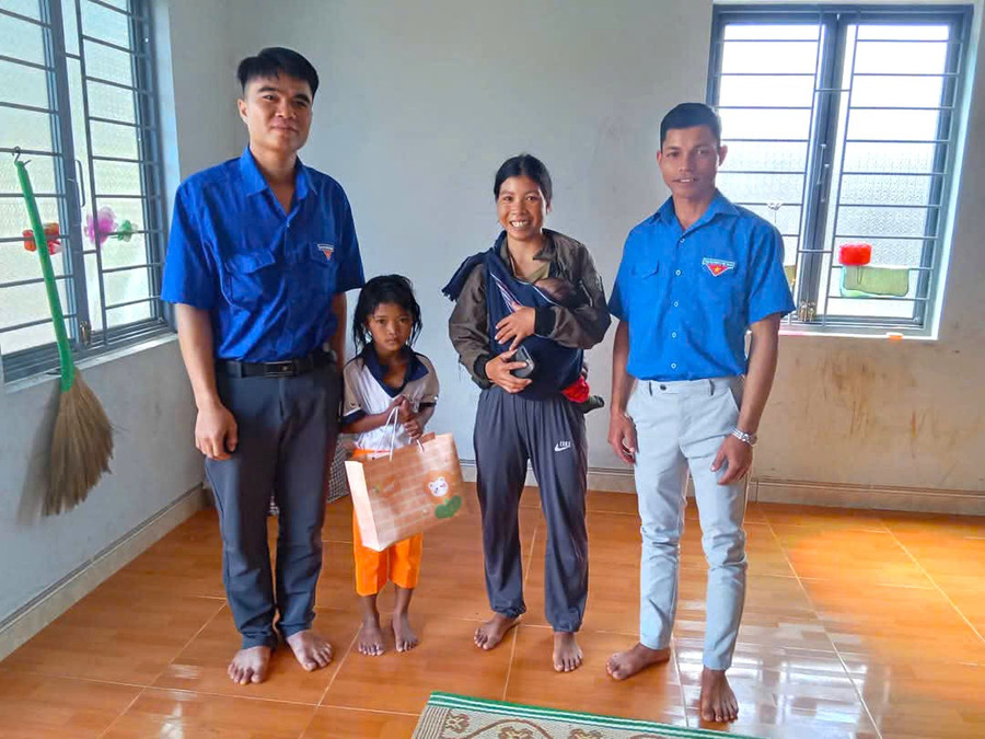 Đoàn viên, thanh niên xã Phú An, huyện Đak Pơ tặng quà cho học sinh có hoàn cảnh khó khăn. Ảnh: Thùy Ngân 16c7732071a7c4f99db6.jpg