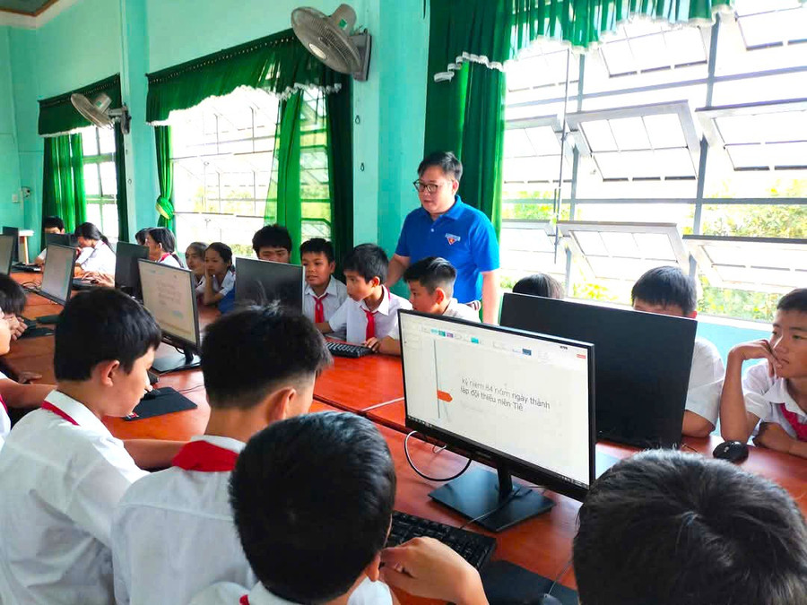 Nhờ sự kết nối của Huyện Đoàn Đak Pơ, một số trường trên địa bàn được trang bị “Phòng tin học cho em”, giúp học tập của học sinh ngày càng tốt hơn. Ảnh: Ngọc Minh 3ea75f585ddfe881b1ce.jpg
