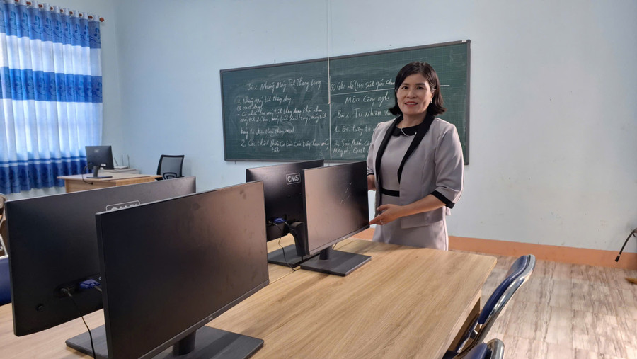 Cô Trần Thị Nhung bên những chiếc máy tính mới vừa được chính quyền địa phương cấp cho trường. Ảnh: T.D 1.jpg