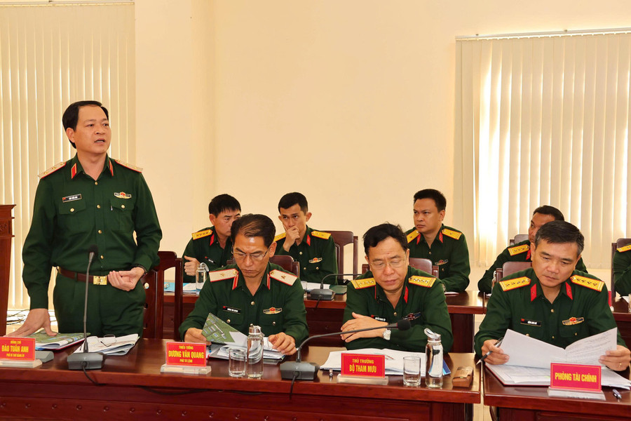 ທ່ານພົນໂທ ດ່າວຕວນແອງ - ຜູ້ບັນຊາການກອງພົນທີ 34 ກ່າວຄຳປາໄສທີ່ກອງປະຊຸມ. ຮູບພາບ: T.D. 500c3c9ebbe034be6df1.jpg