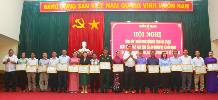 Tặng giấy các tập thể có thành tích xuất sắc trong thực hiện Chỉ thị số 05-CT/TW giai đoạn 2016-2025. Ảnh: Hà Duyệt 64439361b70902575b18.jpg