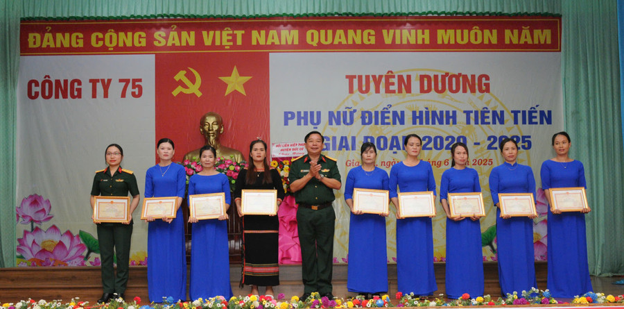 Lãnh đạo Công ty 75 tuyên dương các tập thể, cá nhân phụ nữ điển hình tiên tiến. Ảnh: T.D 93b3749ff50941571818.jpg