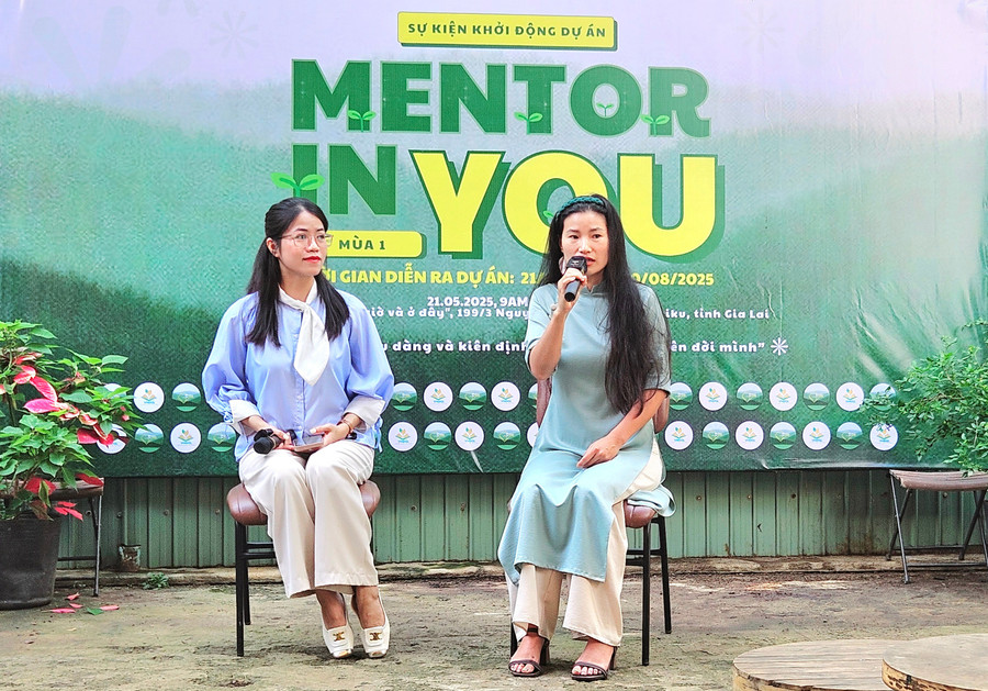 Chị Kim Phùng Thủy (bìa phải, Trưởng Ban tổ chức) hy vọng chương trình cố vấn “Mentor in You” sẽ là điểm khởi đầu cho một mạng lưới cố vấn và học hỏi bền vững tại TP. Pleiku. Ảnh: Ngọc Duy 20250521-0919222.jpg