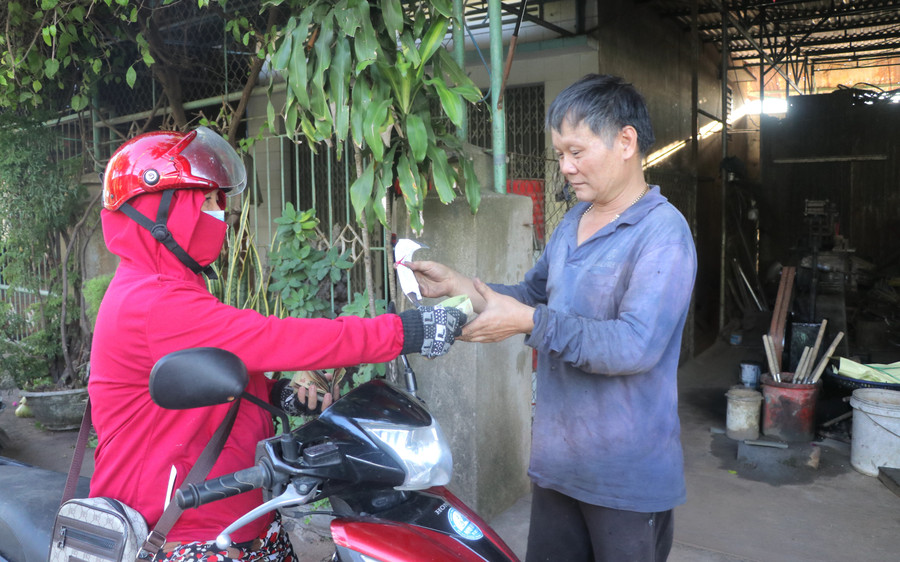 Nghề rèn mang lại thu nhập ổn định cho gia đình ông Nguyễn Thanh Tuấn (tổ dân phố Tân Hòa). Ảnh: Ngọc Minh anh-1.jpg