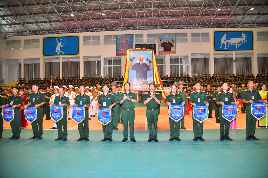 Lãnh đạo Quân đoàn 34 tặng cờ lưu niệm các đoàn VĐV tham gia hội thao. Ảnh: T.D lanh-dao-quan-doan-34-tang-co-luu-niem-cac-doan-vdv-tham-gia-hoi-thao-anh-td.jpg