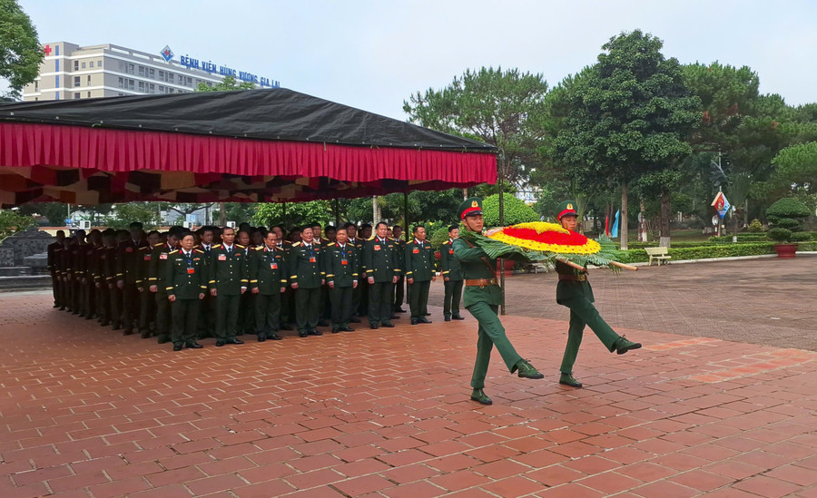 Cục Chính trị Quân đoàn 34 dâng hoa tưởng niệm các anh hùng liệt sĩ đã hy sinh trong các cuộc chiến tranh giải phóng đất nước. Ảnh: N.T c1a2b7393bfc8ea2d7ed.jpg