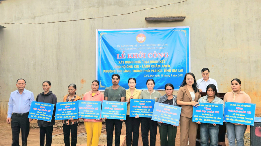 Các đơn vị trao bảng tượng trưng kinh phí hỗ trợ xây dựng nhà ở cho các hộ nghèo. Ảnh: Ngọc Duy cac-ho-dan-phan-khoi-nhan-nha-tu-ban-to-chuc-anh-ngoc-duy.jpg