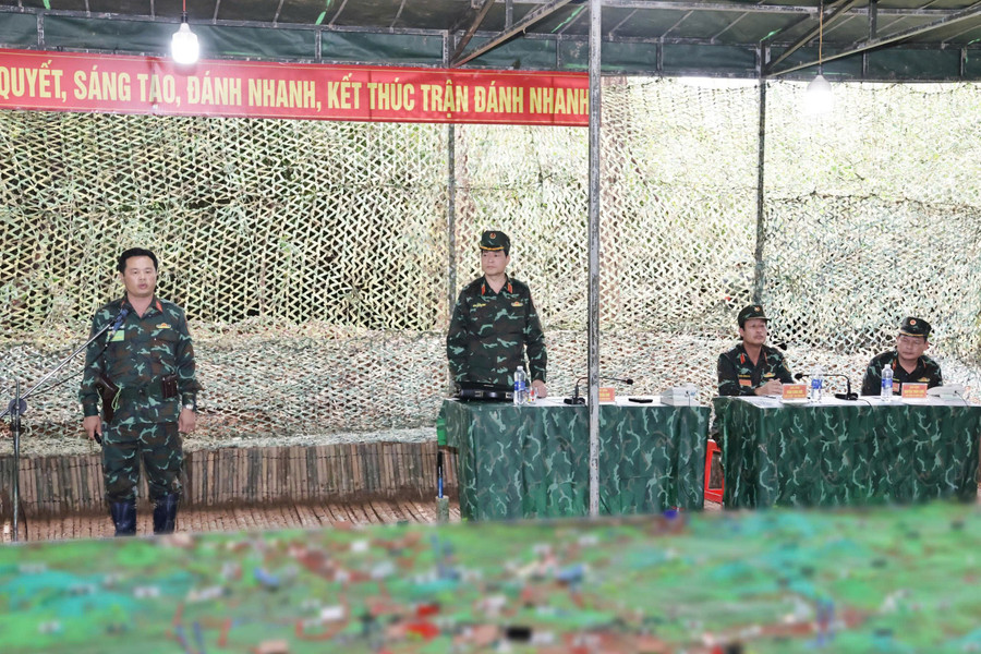 Tư lệnh Quân đoàn 34 nghe báo cáo hiệp đồng, giao nhiệm vụ cho các cơ quan, đơn vị Sư đoàn 10. Ảnh: T.D 507509f1ec41611f3850.jpg