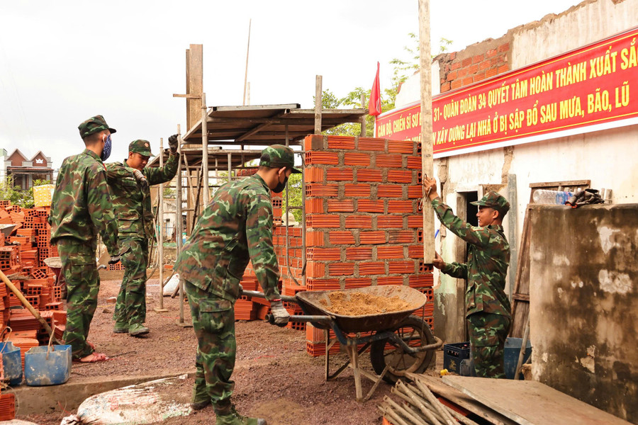 មន្ត្រីនិងយោធិនកងពលលេខ៣១ ជួយប្រជាពលរដ្ឋសង់ផ្ទះថ្មីក្រោយគ្រោះធម្មជាតិ។ រូបថត៖ T.D. c624c54a3939b667ef28.jpg