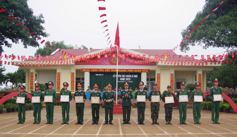 Trung đoàn Thông tin 29 trao giấy khen cho các cá nhân hoàn thành xuất sắc nhiệm vụ huấn luyện chiến sĩ mới năm 2025. Ảnh: T.D 2e366c01461cf242ab0d.jpg