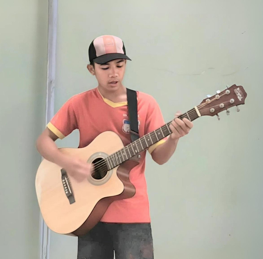 Em Y Nhơn từ nhỏ đã đam mê đàn guitar. Ảnh: Ngọc Duy em-y-nhon-xa-ia-khuol-voi-niem-dam-me-dan-guitar-anh-dvcc.jpg