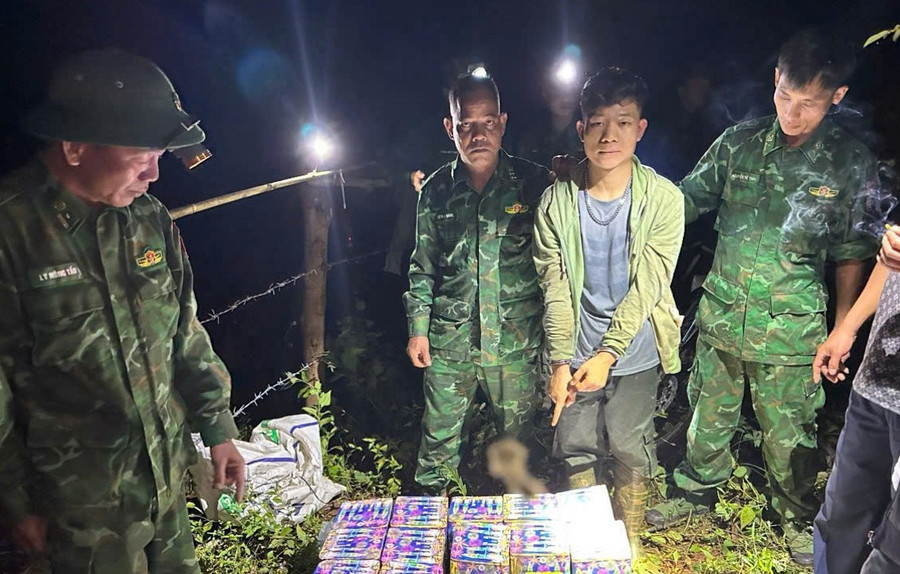 Lực lượng chức năng bắt giữ đối tượng Dương Văn Phi chở 83 kg pháo nổ. Ảnh: BĐBPCC 2213164203260606097.jpg