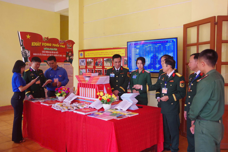 Các đại biểu tham quan khu trưng bày Đại hội. Ảnh: T.D cac-dai-bieu-tham-quan-khu-trung-bay-dai-hoi.jpg