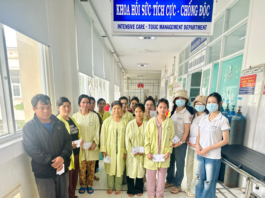 Đoàn đến thăm và trao quà cho bệnh nhân có hoàn cảnh khó khăn đang điều trị tại Khoa Hồi sức tích cực - chống độc (Bệnh viện Nhi tỉnh Gia Lai). Ảnh: Ngọc Duy z6985766997460-7ef9b5a3959209b3b24fbf4d135bacf0.jpg