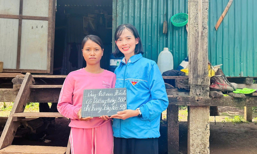 Bí thư Đoàn xã Chư Đang Ya trao tiền hỗ trợ từ các Mạnh Thường Quân cho gia đình em Đánh tại làng Kó. Ảnh: Ngọc Duy 21312321455.jpg