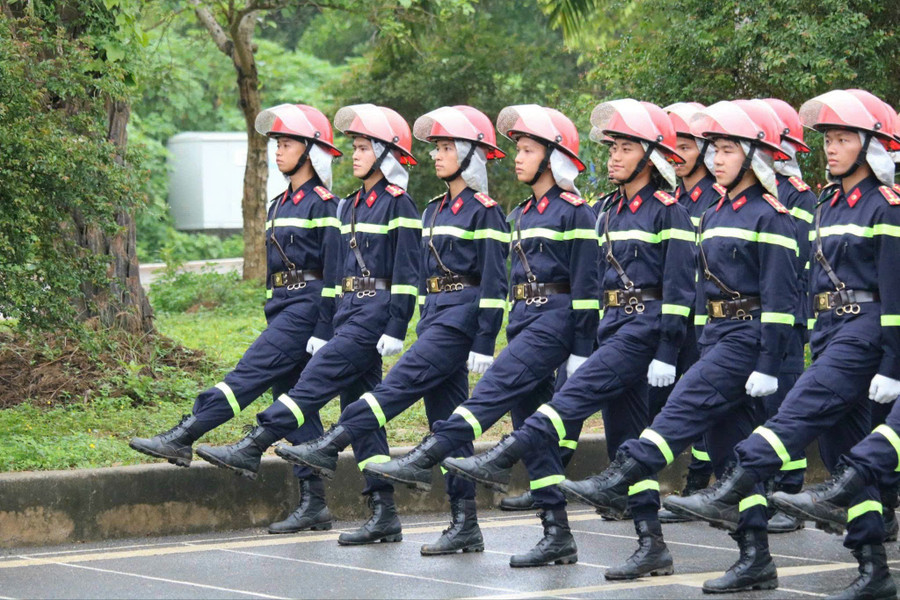 Anh Phan Thái Bình (hàng đầu thứ 2 từ phải sang) cùng đồng đội thực hiện thuần thục từng động tác đều đẹp. Ảnh: Thái Bình d09bff6ef5d77d8924c6.jpg