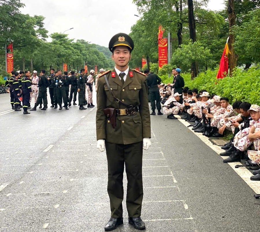 Anh Phan Vĩnh Quang cùng các cán bộ, chiến sĩ khối lực lượng vũ trang nghỉ giải lao sau giờ luyện tập tại Trường Đại học Quốc gia Hà Nội. Ảnh: Vĩnh Quang d6d48b1f8f4f04115d5e.jpg