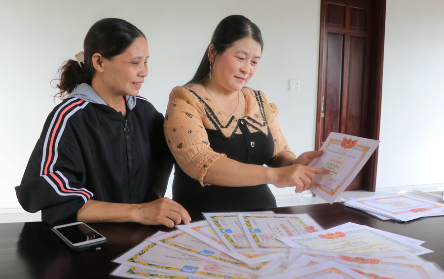 Bà Lương Thị Dựng (bìa phải)-mẹ của anh Bình và anh Quang tự hào về thành tích học tập của các con. Ảnh: Ngọc Minh img-7801.jpg