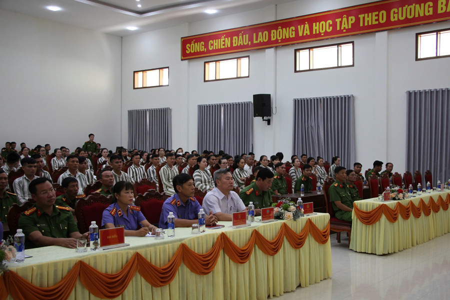 Trại giam Gia Trung tổ chức lễ công bố quyết định đặc xá cho phạm nhân. Ảnh: T.D 1f58252da50e17504e1f.jpg