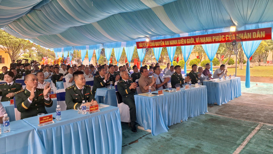 Các đại biểu dự lễ kỷ niệm 50 năm Ngày truyền thống Đồn Biên phòng Ia O. Ảnh: T.D 6b273460db806cde3591.jpg