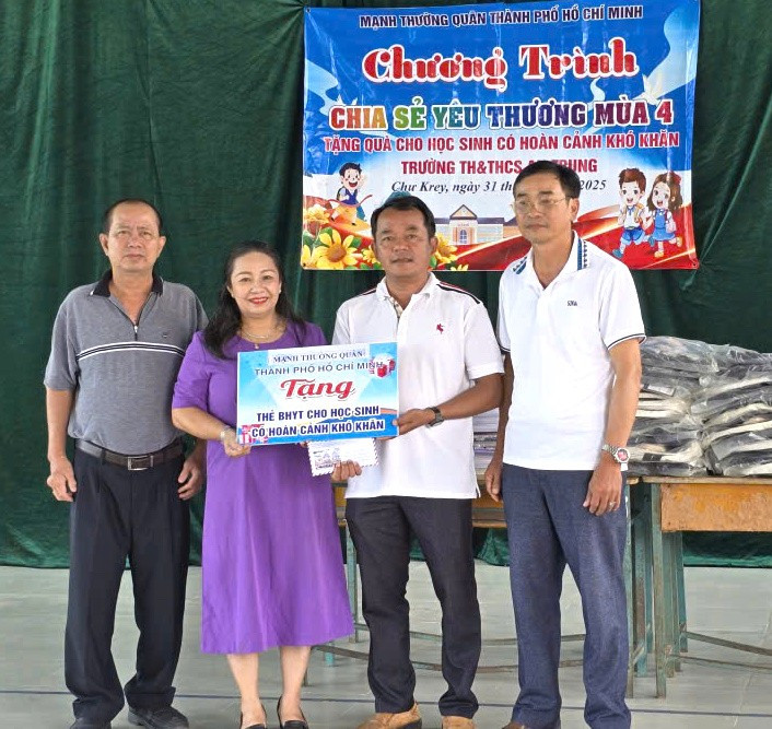 Tặng thẻ bảo hiểm cho học sinh có hoàn cảnh khó khăn ở Trường Tiểu học và THCS An Trung (xã Chư Krey). Ảnh: H.D b3214ab81ab991e7c8a8.jpg