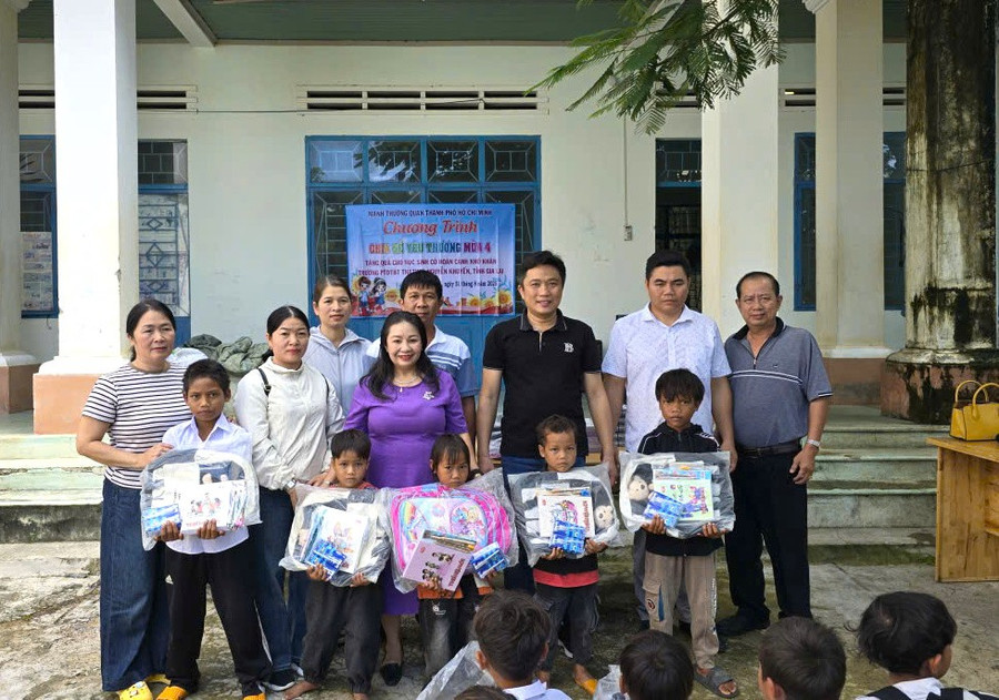 Đại diện gia đình bà Nguyễn Đăng Hạnh Dung tặng quà cho học sinh nghèo. Ảnh: H.D e1a3c13b913a1a64432b.jpg