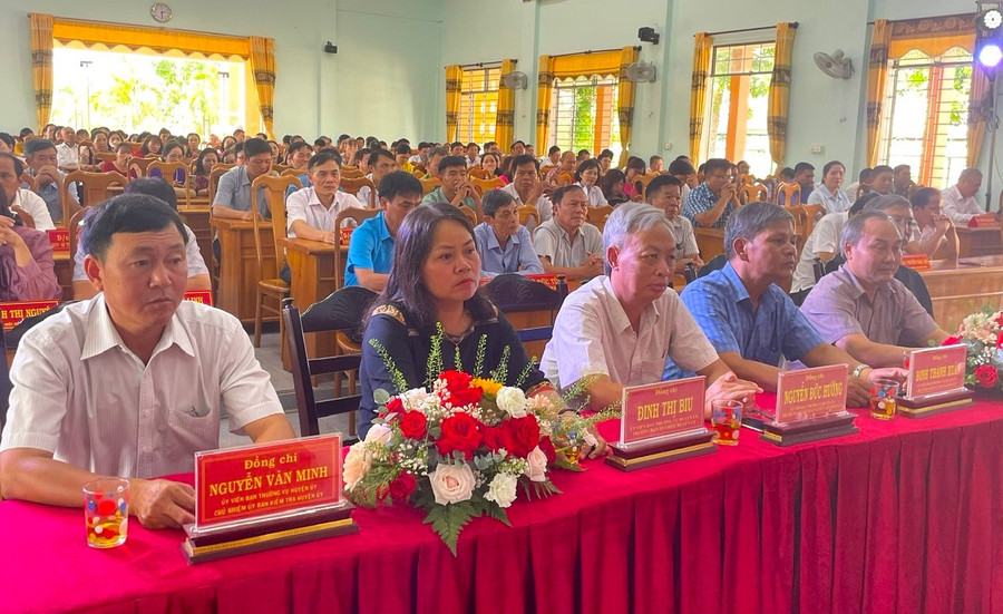Các đại biểu dự buổi gặp mặt cán bộ, công chức có nhiều đóng góp cho sự phát triển huyện nhân kỷ niệm 37 năm Ngày thành lập huyện (30/5/1988-30/5/2025). Ảnh: Phương Liên a04cddd0d54760193956.jpg