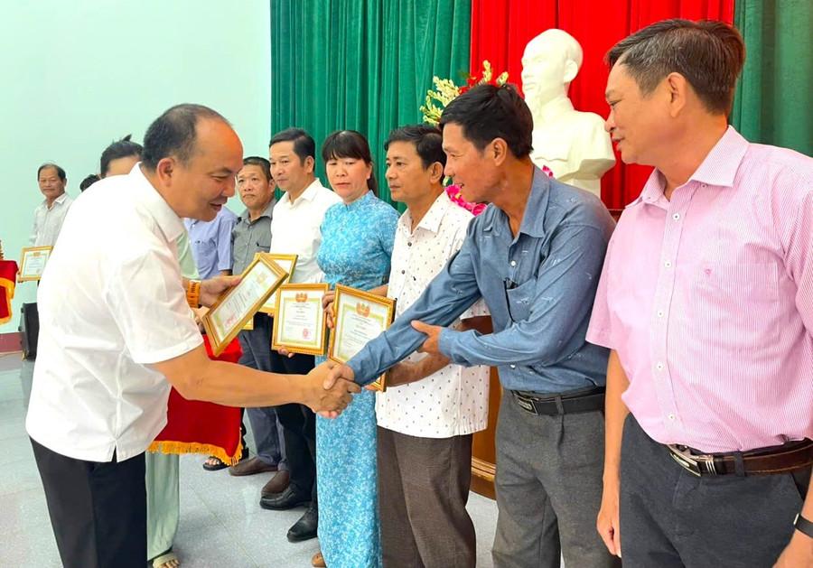 Chủ tịch UBND huyện Kông Chro Võ Nguyên Nam (bên trái) trao giấy khen cho cán bộ, công chức đã có nhiều đóng góp trong quá trình xây dựng và phát triển huyện Kông Chro, nhân kỷ niệm 37 năm thành lập huyện. Ảnh: Phương Liên b411ebbd3b2b8e75d73a.jpg